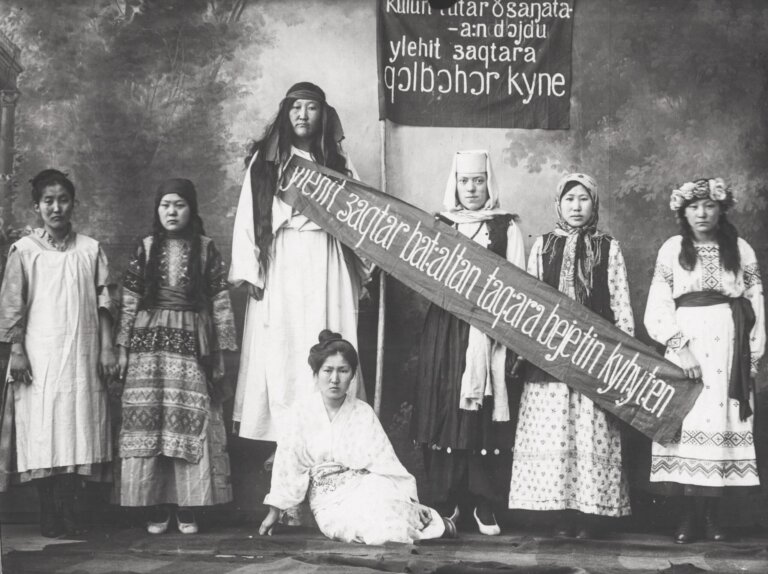 aktivistki-zhenskogo-dvizheniya-v-naczionalnyh-kostyumah-v-mezhdunarodnyj-zhenskij-den-scaled (1)